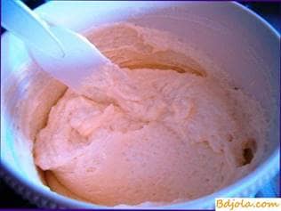 Creamy honey cream with gelatin