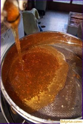 Cleaning honey